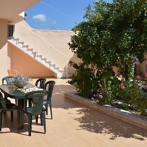 Kiki'S 3Bd Apt. With Citrus Garden & Bbq Apartment Gastuni Exterior photo