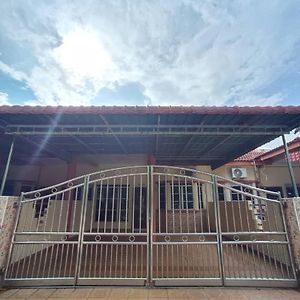 Khaafi Homestay Seri Iskandar Bota Exterior photo