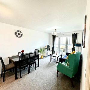 Bright & Spacious Flat - Perfect For Exploring London , Slough & Windsor! Apartment Exterior photo