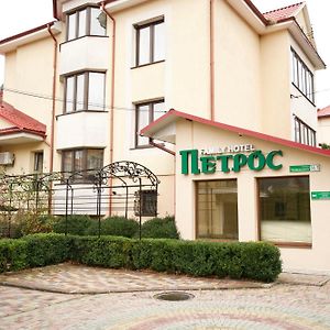 Петрос Family Hotel Яремче Exterior photo