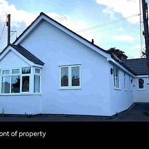 White 3 Bed Bungalow With En-Suite And Parking Winford Exterior photo