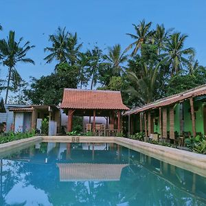 Wooden Kemiren Homestay Banyuwangi Бануванги Exterior photo