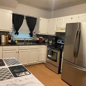Vibrant 2 Bed Located Downtown Close To Soaring Eagle Cmu Маунт Плезант Exterior photo