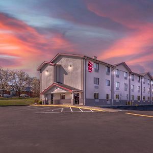 Red Roof Inn Съфолк Exterior photo