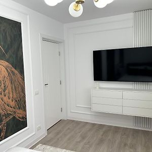 Luxury Est One Apartment Дробета-Турну Северин Exterior photo