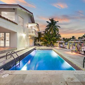 Villa Sola - Waterfront Elegant W/ Lush Greenery And Charm Норт Маями Бийч Exterior photo