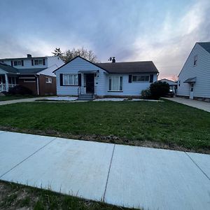 Home In Garfield Heights Exterior photo