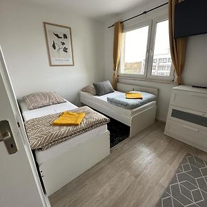 Ideal Fur Monteure. 3 Zimmer Apartment Mit Kuche, Waschmaschine, Wifi Usw... . Хале Exterior photo