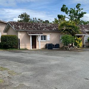 Petite Maison Dans Un Village Du Gers Sabazan Exterior photo