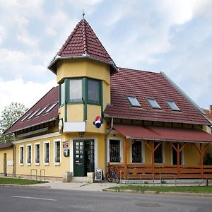 Aliz Vendeghaz Hotel Бекесксаба Exterior photo