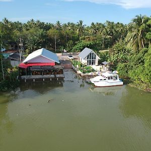 Boat House Marina Restaraunt And Homestay Сурат Тхани Exterior photo