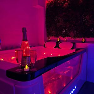 Love Room: Aux Plaisirs Des Sens Jacuzzi Prive Бар Exterior photo