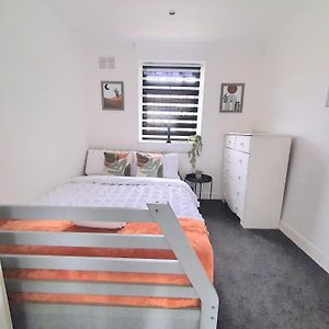 Deluxe Small Double Room - Travelling Professionals Лутън Exterior photo