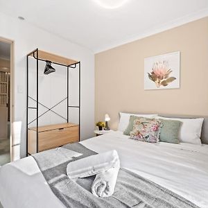 Cozy Queen Room - Nearby Stations & Shops - Shared Bathroom Pymble Exterior photo