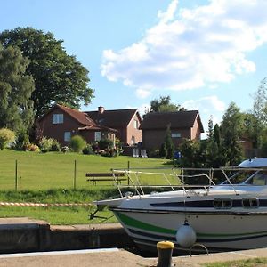 An Einer Schleuse Gelegene Ferienwohnung Mit Grundstueck Direkt Am Wasser Везенберг Exterior photo