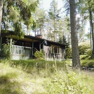 Ruhig Gelegenes Holzhuette Mit Terrasse Inmitten Eines Waldgebiets In Der Naehe Eines Sees Villa Flen Exterior photo