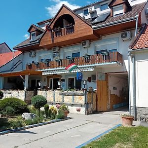 Lenzl'S Panzio Bed & Breakfast Szigetvár Exterior photo