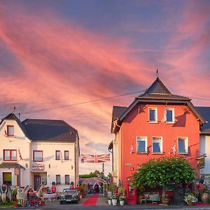 The Little Britain Inn Themed Hotel One Of A Kind In Europe Vettelschoß Exterior photo