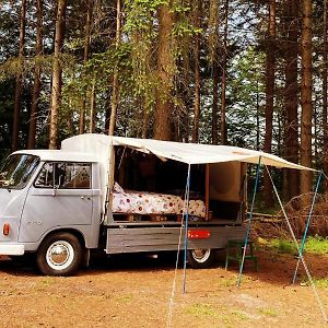 Kingsize Bed On Wheels En Tiny Red House Hotel Kropswolde Exterior photo