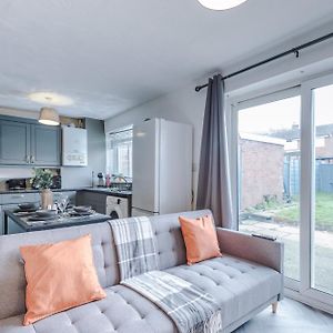 New! 3-Bed House In Manchester By 53 Degrees Property, Ideal For Long-Term Business & Contractor Stays, Sleeps 9! Стейлибридж Exterior photo