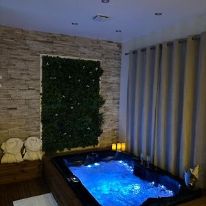 Chambre Romantique Avec Jacuzzi Privee Hotel Messy Exterior photo