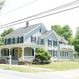 Heritage Trail Farmhouse Hotel New Hampton Exterior photo