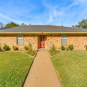 Family Home With Patio In Irving Pets Welcome! Exterior photo