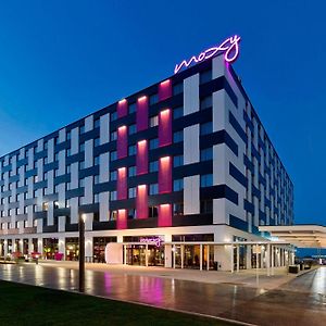 Moxy Vienna Airport Hotel Швехат Exterior photo