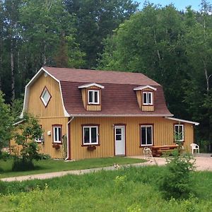 Grangette Entre Chiens Et Loups Hotel LʼAnse-Saint-Jean Room photo