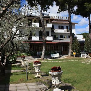 Hotel Ristorante La Bilancia Лорето Апрутино Exterior photo