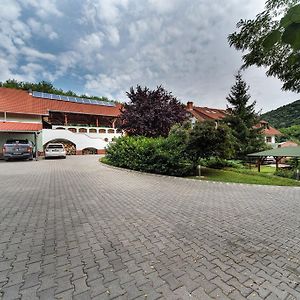 Hetenyi Apartmanhaz Es Birtok Hotel Mecseknádasd Exterior photo