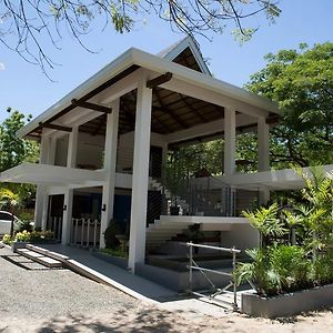 Karancho Beach House Hotel Мактан Exterior photo