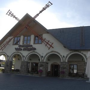 Karczma We Mlynie Hotel Тушен Exterior photo