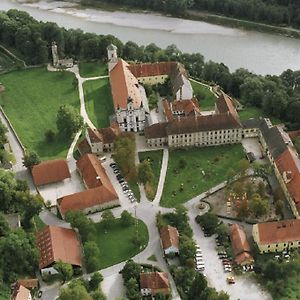 Klostergasthof Raitenhaslach Hotel Бургхаузен Exterior photo