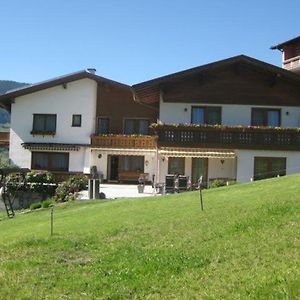 Gaesteheim Lederle Hotel Йерценс Exterior photo