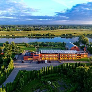 Riverside Motel Йелгава Exterior photo