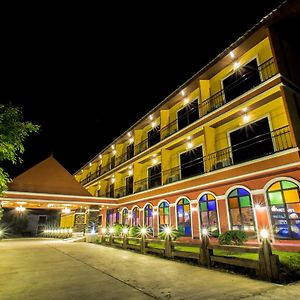 Maladee Hotel Утрадит Exterior photo