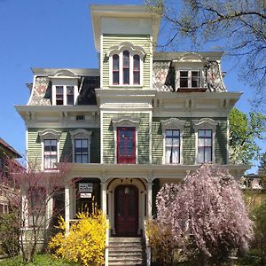 Hudson City Bed And Breakfast Exterior photo