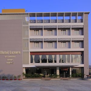 Hotel Luxura Godhra Exterior photo