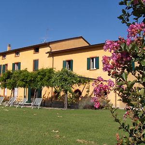 Agriturismo Le Colombaie Bed & Breakfast Бусето Exterior photo