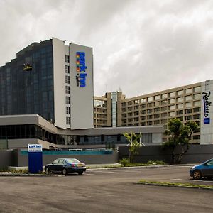 Radisson Blu Okoume Palace Hotel, Либревил Exterior photo