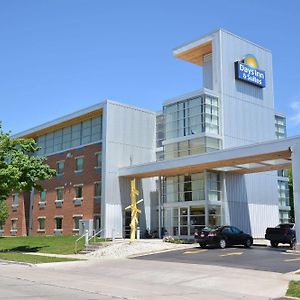 Days Inn & Suites By Wyndham Милуоки Exterior photo