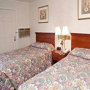 Econo Lodge Inn & Suites Шелбърн Room photo