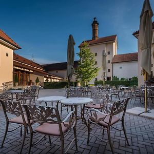 Chateau Krakovany Hotel Exterior photo