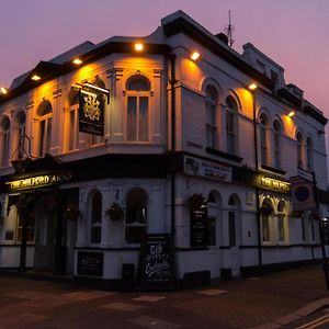 The Milford Arms Hotel Хаунслоу Exterior photo