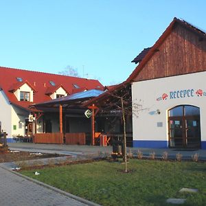 Slovacky Dvur S.R.O. Hotel Ostrožská Nová Ves Exterior photo