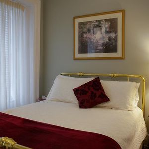 Sir Isaac Brock B&B Luxury Suites Броквил Exterior photo