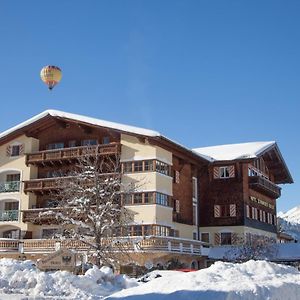 Das Traditionshotel Schwarzer Adler Танхайм Exterior photo