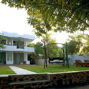 Villa Layanga - Riverside Guestrooms Алутгама Exterior photo