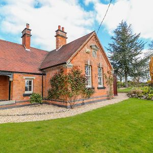 South Lodge - Longford Hall Farm Holiday Cottages Ашбърн Exterior photo